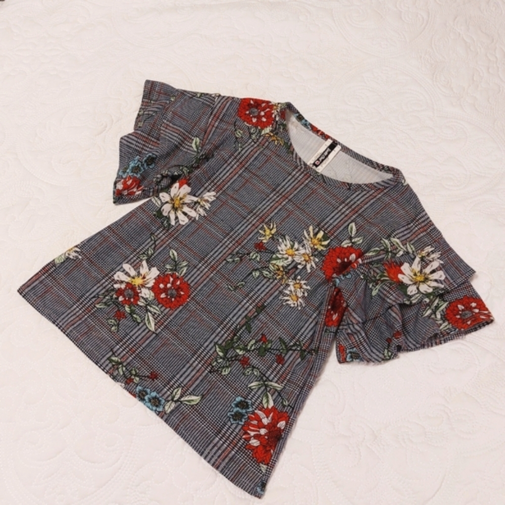 □ Plaid & floral top with ruffle sleeves □